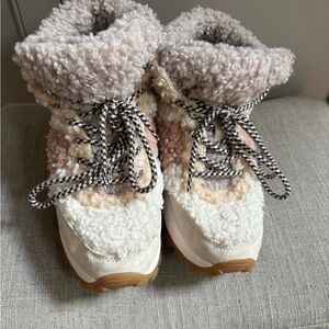 H&M Soft multi color Sherpa Boots sz 6